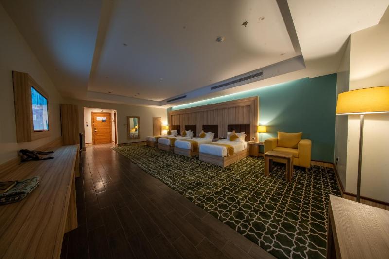 Standard Quadruple Room image 3