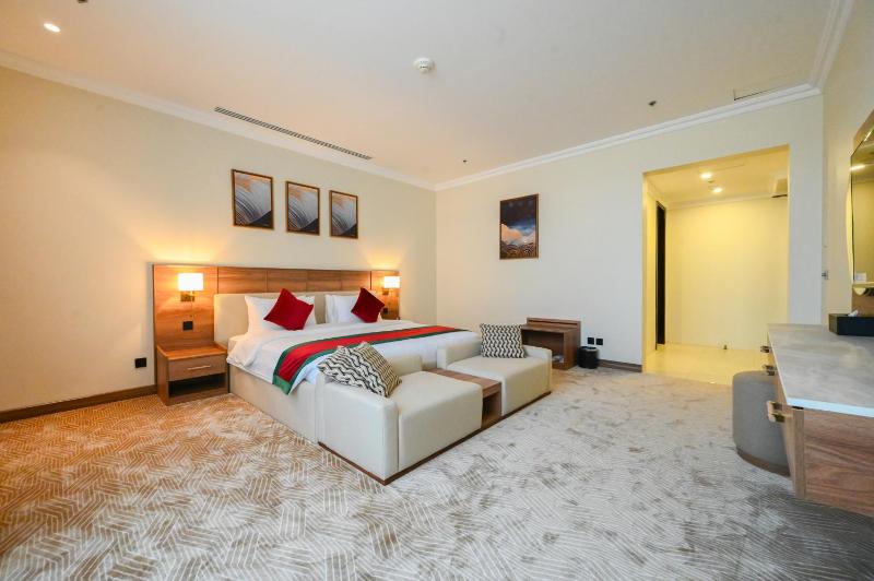 Superior King Room image 3